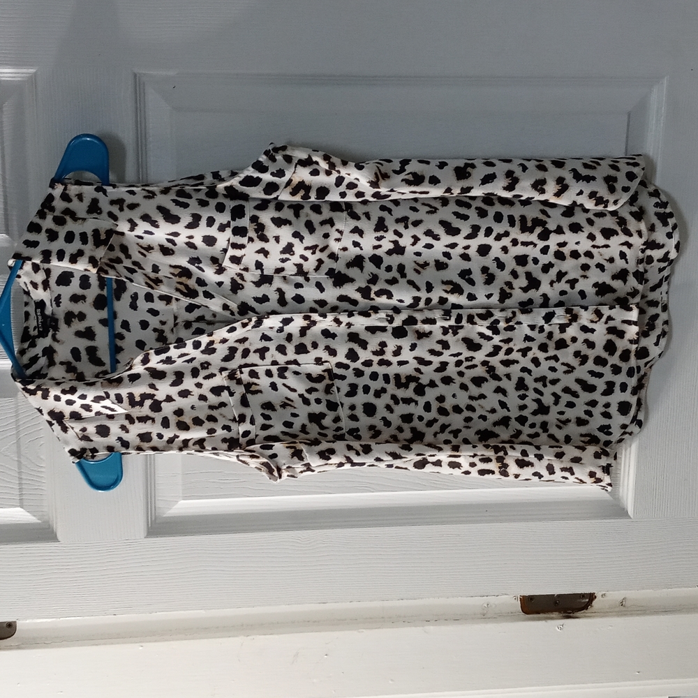 Gorgeous animal print button up summer blouse size large, like new condition